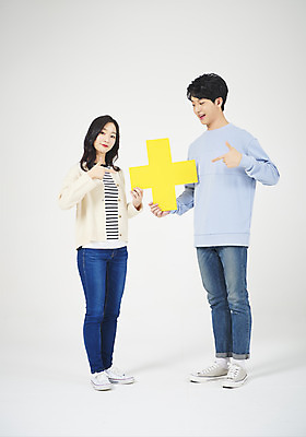포토 JPG 스튜디오촬영 전신 여자 남자 대학생 대학생라이프 실내 서기 미소 들기 누끼 20대 성인 두명 앞모습 청춘 한국인 가리킴 덧셈 플러스 흰배경 캠퍼스커플 성인만 국내포토 학생 라이프스타일 기호 커플 뷰포인트 백그라운드 컨셉 모션 표정 사람 동양인 손짓 청년 내부 흰색 수학 파일형식