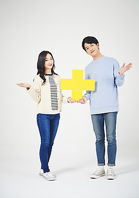 포토 JPG 스튜디오촬영 전신 여자 남자 대학생 대학생라이프 실내 서기 미소 들기 누끼 손짓 20대 성인 두명 앞모습 청춘 한국인 덧셈 플러스 흰배경 캠퍼스커플 성인만 국내포토 학생 라이프스타일 기호 커플 뷰포인트 백그라운드 컨셉 모션 표정 사람 동양인 청년 내부 흰색 수학 파일형식