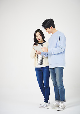 포토 JPG 스튜디오촬영 전신 여자 남자 대학생 대학생라이프 실내 대화 서기 들기 누끼 20대 성인 두명 옆모습 청춘 태블릿 한국인 흰배경 캠퍼스커플 성인만 국내포토 학생 라이프스타일 커플 뷰포인트 백그라운드 컨셉 모션 말하기 사람 동양인 청년 내부 전자제품 스마트기기 흰색 파일형식