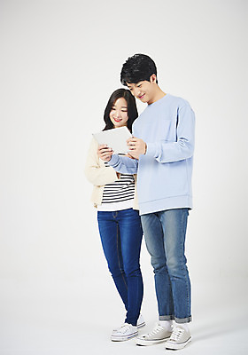포토 JPG 스튜디오촬영 전신 여자 남자 대학생 대학생라이프 실내 대화 서기 들기 누끼 20대 성인 두명 옆모습 청춘 태블릿 한국인 흰배경 캠퍼스커플 성인만 국내포토 학생 라이프스타일 커플 뷰포인트 백그라운드 컨셉 모션 말하기 사람 동양인 청년 내부 전자제품 스마트기기 흰색 파일형식