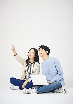 포토 JPG 스튜디오촬영 전신 응시 여자 남자 대학생 대학생라이프 실내 누끼 앉기 20대 성인 두명 옆모습 노트북 청춘 한국인 가리킴 흰배경 캠퍼스커플 성인만 국내포토 학생 라이프스타일 커플 시선 뷰포인트 백그라운드 컨셉 모션 사람 동양인 손짓 청년 내부 전자제품 흰색 파일형식