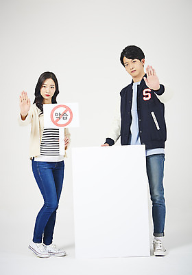 포토 JPG 스튜디오촬영 전신 배너 여자 남자 대학생 대학생라이프 사각프레임 실내 손바닥 서기 들기 누끼 20대 성인 두명 앞모습 청춘 한국인 금지 흰배경 캠퍼스커플 성인만 악습 국내포토 학생 라이프스타일 손 커플 뷰포인트 백그라운드 컨셉 모션 프레임 사람 동양인 청년 내부 사각형 흰색 파일형식