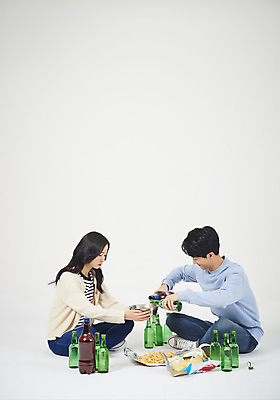포토 JPG 스튜디오촬영 전신 여자 남자 대학생 대학생라이프 맥주 주류 실내 누끼 앉기 20대 성인 두명 옆모습 청춘 한국인 흰배경 신입생 캠퍼스커플 소주 섞기 신입생환영회 소맥 성인만 악습 국내포토 학생 라이프스타일 커플 음료 뷰포인트 백그라운드 컨셉 모션 사람 동양인 청년 내부 흰색 환영회 파일형식