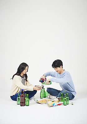 포토 JPG 스튜디오촬영 전신 여자 남자 대학생 대학생라이프 맥주 주류 실내 누끼 앉기 20대 성인 두명 옆모습 청춘 한국인 흰배경 신입생 캠퍼스커플 소주 섞기 신입생환영회 소맥 성인만 악습 국내포토 학생 라이프스타일 커플 음료 뷰포인트 백그라운드 컨셉 모션 사람 동양인 청년 내부 흰색 환영회 파일형식