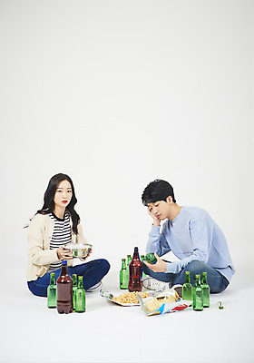 포토 JPG 스튜디오촬영 전신 여자 남자 대학생 대학생라이프 맥주 주류 실내 누끼 앉기 20대 성인 두명 옆모습 청춘 한국인 흰배경 신입생 캠퍼스커플 소주 신입생환영회 소맥 성인만 악습 국내포토 학생 라이프스타일 커플 음료 뷰포인트 백그라운드 컨셉 모션 사람 동양인 청년 내부 흰색 환영회 파일형식
