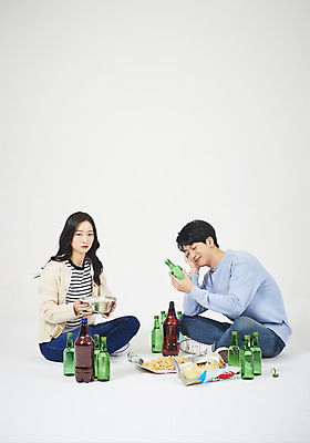 포토 JPG 스튜디오촬영 전신 여자 남자 대학생 대학생라이프 맥주 주류 실내 누끼 앉기 20대 성인 두명 옆모습 청춘 한국인 흰배경 신입생 캠퍼스커플 소주 신입생환영회 소맥 성인만 악습 국내포토 학생 라이프스타일 커플 음료 뷰포인트 백그라운드 컨셉 모션 사람 동양인 청년 내부 흰색 환영회 파일형식