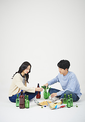포토 JPG 스튜디오촬영 전신 여자 남자 대학생 대학생라이프 맥주 주류 실내 누끼 앉기 20대 성인 두명 옆모습 청춘 한국인 흰배경 신입생 캠퍼스커플 소주 권유 신입생환영회 소맥 성인만 악습 국내포토 학생 라이프스타일 커플 음료 뷰포인트 백그라운드 컨셉 모션 사람 동양인 청년 내부 흰색 환영회 파일형식