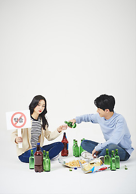 포토 JPG 스튜디오촬영 전신 여자 남자 대학생 대학생라이프 맥주 주류 실내 누끼 앉기 20대 성인 두명 옆모습 청춘 팻말 한국인 흰배경 신입생 캠퍼스커플 소주 신입생환영회 소맥 성인만 악습 국내포토 학생 라이프스타일 커플 음료 뷰포인트 백그라운드 컨셉 모션 프레임 사람 동양인 청년 내부 흰색 환영회 파일형식