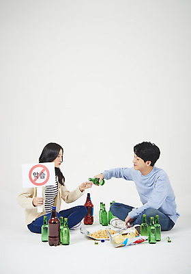 포토 JPG 스튜디오촬영 전신 여자 남자 대학생 대학생라이프 맥주 주류 실내 누끼 앉기 20대 성인 두명 옆모습 청춘 팻말 한국인 금지 흰배경 신입생 캠퍼스커플 소주 신입생환영회 소맥 성인만 악습 국내포토 학생 라이프스타일 커플 음료 뷰포인트 백그라운드 컨셉 모션 프레임 사람 동양인 청년 내부 흰색 환영회 파일형식