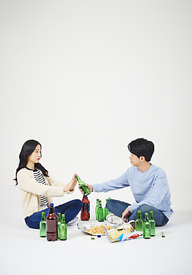 포토 JPG 스튜디오촬영 전신 여자 남자 대학생 대학생라이프 맥주 주류 실내 누끼 앉기 20대 성인 두명 옆모습 청춘 한국인 거절 흰배경 신입생 캠퍼스커플 소주 신입생환영회 소맥 성인만 악습 국내포토 학생 라이프스타일 커플 음료 뷰포인트 백그라운드 컨셉 모션 사람 동양인 청년 내부 흰색 환영회 파일형식