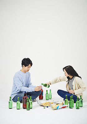 포토 JPG 스튜디오촬영 전신 여자 남자 대학생 대학생라이프 맥주 주류 실내 누끼 앉기 20대 성인 두명 옆모습 청춘 한국인 흰배경 신입생 캠퍼스커플 소주 신입생환영회 소맥 성인만 악습 국내포토 학생 라이프스타일 커플 음료 뷰포인트 백그라운드 컨셉 모션 사람 동양인 청년 내부 흰색 환영회 파일형식