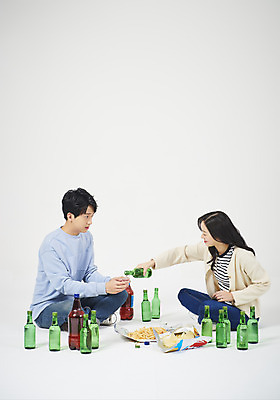 포토 JPG 스튜디오촬영 전신 여자 남자 대학생 대학생라이프 맥주 주류 실내 누끼 앉기 20대 성인 두명 옆모습 청춘 한국인 흰배경 신입생 캠퍼스커플 소주 신입생환영회 소맥 성인만 악습 국내포토 학생 라이프스타일 커플 음료 뷰포인트 백그라운드 컨셉 모션 사람 동양인 청년 내부 흰색 환영회 파일형식