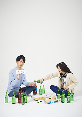 포토 JPG 스튜디오촬영 전신 여자 남자 대학생 대학생라이프 맥주 주류 실내 누끼 앉기 20대 성인 두명 옆모습 청춘 팻말 한국인 거절 흰배경 신입생 캠퍼스커플 소주 신입생환영회 소맥 성인만 악습 국내포토 학생 라이프스타일 커플 음료 뷰포인트 백그라운드 컨셉 모션 프레임 사람 동양인 청년 내부 흰색 환영회 파일형식