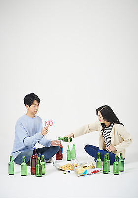 포토 JPG 스튜디오촬영 전신 여자 남자 대학생 대학생라이프 맥주 주류 실내 누끼 앉기 20대 성인 두명 옆모습 청춘 한국인 거절 흰배경 신입생 캠퍼스커플 소주 신입생환영회 소맥 성인만 악습 국내포토 학생 라이프스타일 커플 음료 뷰포인트 백그라운드 컨셉 모션 사람 동양인 청년 내부 흰색 환영회 파일형식