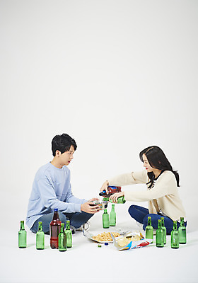 포토 JPG 스튜디오촬영 전신 여자 남자 대학생 대학생라이프 맥주 주류 실내 누끼 앉기 20대 성인 두명 옆모습 청춘 한국인 흰배경 신입생 캠퍼스커플 소주 섞기 신입생환영회 소맥 성인만 악습 국내포토 학생 라이프스타일 커플 음료 뷰포인트 백그라운드 컨셉 모션 사람 동양인 청년 내부 흰색 환영회 파일형식
