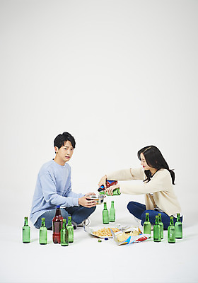 포토 JPG 스튜디오촬영 전신 여자 남자 대학생 대학생라이프 맥주 주류 실내 누끼 앉기 20대 성인 두명 옆모습 청춘 한국인 흰배경 신입생 캠퍼스커플 소주 섞기 신입생환영회 소맥 성인만 악습 국내포토 학생 라이프스타일 커플 음료 뷰포인트 백그라운드 컨셉 모션 사람 동양인 청년 내부 흰색 환영회 파일형식
