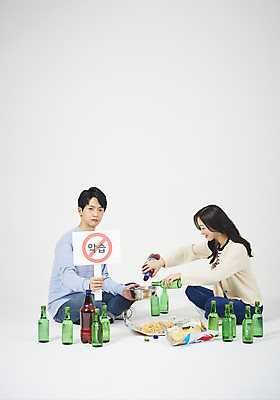 포토 JPG 스튜디오촬영 전신 여자 남자 대학생 대학생라이프 맥주 주류 실내 누끼 앉기 20대 성인 두명 옆모습 청춘 팻말 한국인 금지 흰배경 신입생 캠퍼스커플 소주 섞기 신입생환영회 소맥 성인만 악습 국내포토 학생 라이프스타일 커플 음료 뷰포인트 백그라운드 컨셉 모션 프레임 사람 동양인 청년 내부 흰색 환영회 파일형식