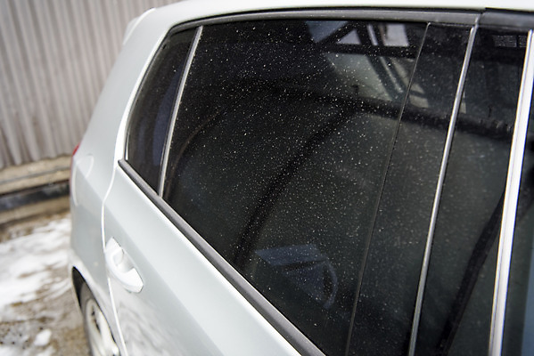 포토 JPG 주간 창문 자동차 근접촬영 사람없음 야외 청결 지저분함 먼지 세차 세차장 차청소 손세차 셀프세차 국내포토 자연요소 육상교통 뷰포인트 감각 위생 청소 파일형식