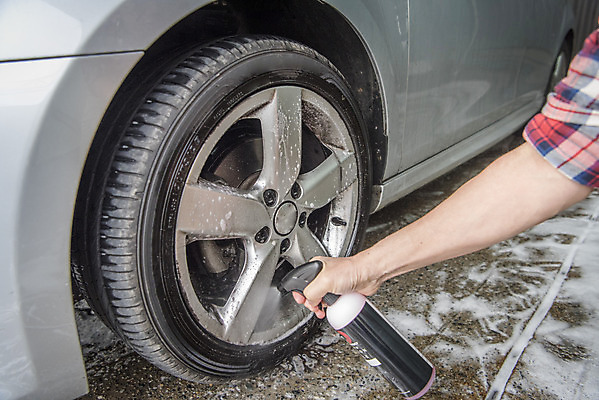 포토 JPG 주간 손 남자 자동차 한명 근접촬영 성인 야외 신체부위 청결 한국인 바퀴 차바퀴 지저분함 뿌리기 타이어 스프레이 세차 세차장 차청소 성인남자한명만 손세차 셀프세차 국내포토 자연요소 1 육상교통 뷰포인트 모션 사람 동양인 감각 위생 청소 남자한명만 성인남자만 파일형식