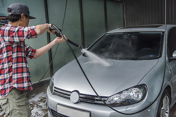 포토 JPG 주간 남자 자동차 한명 서기 들기 상반신 성인 야외 옆모습 청결 한국인 분사 세차 물뿌리기 분사기 세차장 차청소 성인남자한명만 손세차 셀프세차 국내포토 자연요소 1 육상교통 뷰포인트 모션 사람 동양인 위생 청소 남자한명만 성인남자만 파일형식