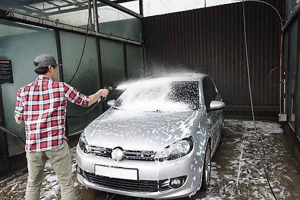 포토 JPG 주간 남자 자동차 한명 서기 들기 상반신 성인 야외 뒷모습 청결 거품 한국인 뿌리기 분사 세차 분사기 세차장 차청소 성인남자한명만 손세차 셀프세차 국내포토 자연요소 1 육상교통 뷰포인트 모션 사람 동양인 위생 청소 남자한명만 성인남자만 파일형식