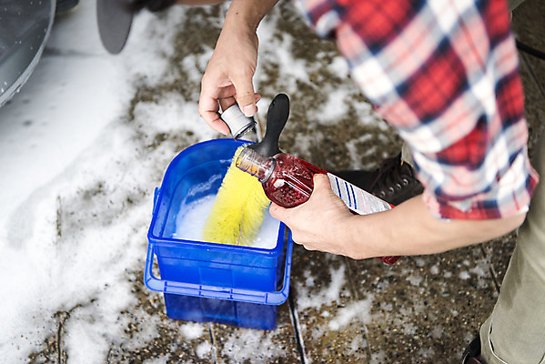 포토 JPG 주간 남자 자동차 한명 들기 상반신 성인 야외 청결 한국인 세제 세차 섞기 세차장 차청소 청소용솔 성인남자한명만 손세차 셀프세차 국내포토 자연요소 1 육상교통 모션 사람 동양인 위생 청소도구 청소 남자한명만 성인남자만 파일형식