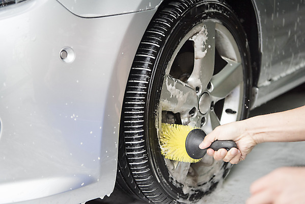 포토 JPG 주간 손 남자 자동차 한명 근접촬영 성인 야외 신체부위 청결 거품 한국인 바퀴 차바퀴 타이어 닦기 세차 세차장 차청소 청소용솔 성인남자한명만 손세차 셀프세차 국내포토 자연요소 1 육상교통 뷰포인트 모션 사람 동양인 위생 청소도구 청소 남자한명만 성인남자만 파일형식