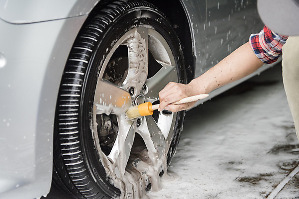 포토 JPG 주간 손 남자 자동차 한명 근접촬영 성인 야외 신체부위 청결 거품 한국인 바퀴 차바퀴 타이어 닦기 세차 세차장 차청소 청소용솔 성인남자한명만 손세차 셀프세차 국내포토 자연요소 1 육상교통 뷰포인트 모션 사람 동양인 위생 청소도구 청소 남자한명만 성인남자만 파일형식