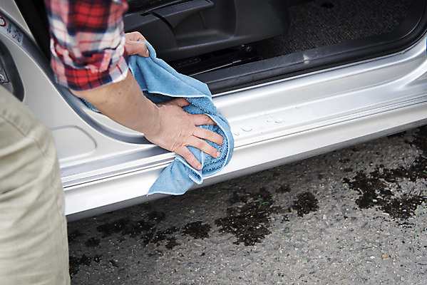 포토 JPG 주간 남자 자동차 한명 성인 야외 청결 한국인 하반신 수분 닦기 세차 세차장 손걸레 차청소 성인남자한명만 손세차 셀프세차 국내포토 자연요소 1 육상교통 모션 사람 동양인 위생 청소 걸레 남자한명만 성인남자만 파일형식