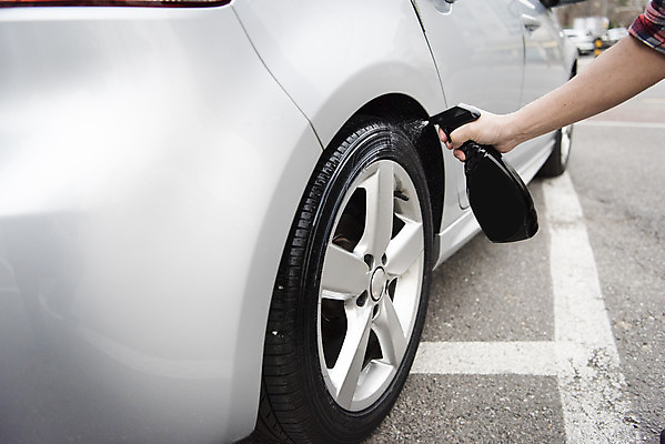 포토 JPG 주간 손 남자 자동차 한명 근접촬영 성인 야외 신체부위 청결 한국인 바퀴 차바퀴 뿌리기 타이어 스프레이 세차 세차장 차청소 성인남자한명만 손세차 셀프세차 국내포토 자연요소 1 육상교통 뷰포인트 모션 사람 동양인 위생 청소 남자한명만 성인남자만 파일형식