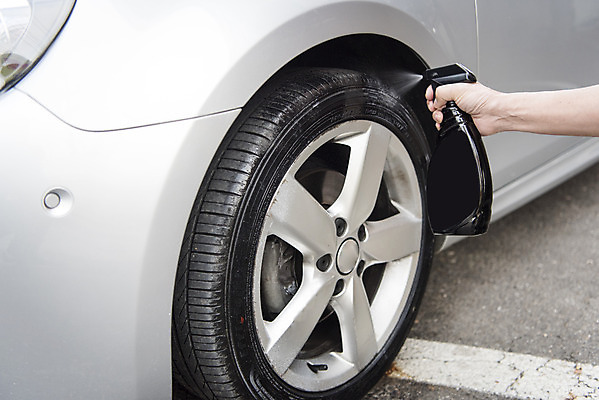 포토 JPG 주간 손 남자 자동차 한명 근접촬영 성인 야외 신체부위 청결 한국인 바퀴 차바퀴 뿌리기 타이어 스프레이 세차 세차장 차청소 성인남자한명만 손세차 셀프세차 국내포토 자연요소 1 육상교통 뷰포인트 모션 사람 동양인 위생 청소 남자한명만 성인남자만 파일형식