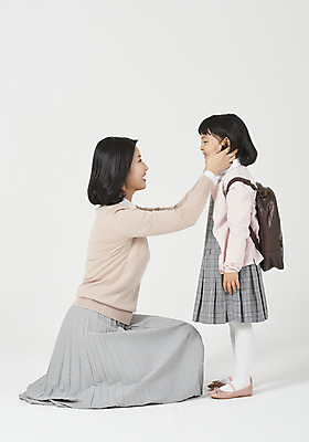 포토 JPG 스튜디오촬영 전신 응시 여자 딸 행복 어린이 구두 가족 응원 모션 모녀 엄마 책가방 실내 사랑 서기 미소 누끼 사람 앉기 소녀 성인 두명 옆모습 30대 마주보기 화목 다정 유치원생 한국인 편안함 입학 흰배경 등교 모성애 유치원가방 체크원피스 여자만 국내포토 시선 원피스 교육 감정 뷰포인트 백그라운드 신발 컨셉 가방 관계 표정 동양인 내부 장년 흰색 감각 등하교 파일형식