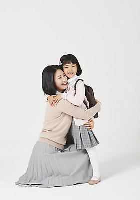 포토 JPG 스튜디오촬영 전신 여자 딸 행복 어린이 구두 가족 안기 모션 포옹 모녀 엄마 책가방 실내 사랑 서기 미소 누끼 사람 앉기 소녀 성인 두명 옆모습 30대 화목 다정 유치원생 한국인 편안함 입학 흰배경 등교 모성애 유치원가방 체크원피스 여자만 국내포토 원피스 교육 감정 뷰포인트 백그라운드 신발 컨셉 가방 관계 표정 동양인 내부 장년 흰색 감각 등하교 파일형식