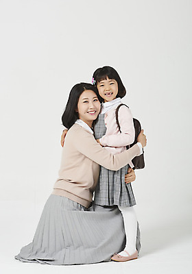 포토 JPG 스튜디오촬영 전신 응시 여자 딸 행복 어린이 구두 가족 안기 모션 포옹 모녀 엄마 책가방 실내 사랑 서기 미소 누끼 사람 앉기 소녀 성인 두명 옆모습 30대 화목 다정 유치원생 한국인 편안함 입학 흰배경 등교 모성애 유치원가방 체크원피스 여자만 국내포토 시선 원피스 교육 감정 뷰포인트 백그라운드 신발 컨셉 가방 관계 표정 동양인 내부 장년 흰색 감각 등하교 파일형식