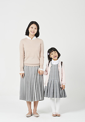 포토 JPG 스튜디오촬영 전신 응시 여자 딸 행복 어린이 구두 가방 가족 모션 모녀 엄마 책가방 실내 사랑 서기 미소 누끼 사람 소녀 성인 두명 앞모습 30대 손잡기 화목 다정 유치원생 한국인 편안함 입학 흰배경 등교 모성애 유치원가방 체크원피스 여자만 국내포토 시선 잡화 원피스 교육 감정 뷰포인트 백그라운드 신발 컨셉 관계 표정 동양인 내부 장년 흰색 감각 등하교 파일형식