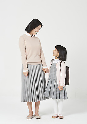 포토 JPG 스튜디오촬영 전신 응시 여자 딸 행복 어린이 구두 가방 가족 모션 모녀 엄마 책가방 실내 사랑 서기 미소 누끼 사람 소녀 성인 두명 앞모습 30대 마주보기 손잡기 화목 다정 유치원생 한국인 편안함 입학 흰배경 등교 모성애 유치원가방 체크원피스 여자만 국내포토 시선 잡화 원피스 교육 감정 뷰포인트 백그라운드 신발 컨셉 관계 표정 동양인 내부 장년 흰색 감각 등하교 파일형식