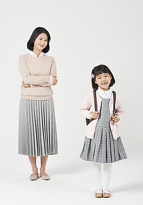 포토 JPG 스튜디오촬영 전신 응시 여자 딸 행복 어린이 구두 가방 가족 모션 모녀 엄마 책가방 실내 사랑 서기 미소 누끼 사람 소녀 성인 두명 앞모습 30대 팔짱 화목 다정 유치원생 한국인 편안함 입학 흰배경 등교 모성애 유치원가방 체크원피스 여자만 흐뭇 국내포토 시선 잡화 원피스 교육 감정 뷰포인트 백그라운드 신발 컨셉 관계 표정 동양인 내부 장년 흰색 감각 등하교 파일형식