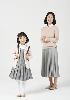 포토 JPG 스튜디오촬영 전신 응시 여자 딸 행복 어린이 구두 가족 모션 모녀 엄마 책가방 실내 사랑 서기 미소 누끼 사람 소녀 성인 두명 앞모습 옆모습 30대 화목 다정 유치원생 한국인 편안함 입학 흰배경 등교 모성애 유치원가방 체크원피스 여자만 국내포토 시선 원피스 교육 감정 뷰포인트 백그라운드 신발 컨셉 가방 관계 표정 동양인 내부 장년 흰색 감각 등하교 파일형식