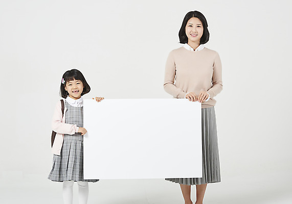 포토 JPG 스튜디오촬영 배너 응시 여자 딸 행복 어린이 구두 가방 가족 모션 모녀 엄마 사각프레임 실내 사랑 서기 미소 들기 누끼 사람 소녀 상반신 성인 두명 앞모습 30대 화목 다정 유치원생 한국인 편안함 흰배경 모성애 유치원가방 체크원피스 여자만 국내포토 시선 잡화 원피스 감정 뷰포인트 백그라운드 신발 컨셉 관계 프레임 표정 동양인 내부 장년 사각형 흰색 감각 파일형식