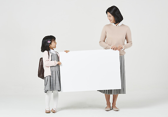 포토 JPG 스튜디오촬영 전신 배너 응시 여자 딸 행복 어린이 구두 가방 가족 모션 모녀 엄마 사각프레임 실내 사랑 서기 미소 들기 누끼 사람 소녀 성인 두명 앞모습 30대 마주보기 화목 다정 유치원생 한국인 편안함 흰배경 모성애 유치원가방 체크원피스 여자만 국내포토 시선 잡화 원피스 감정 뷰포인트 백그라운드 신발 컨셉 관계 프레임 표정 동양인 내부 장년 사각형 흰색 감각 파일형식