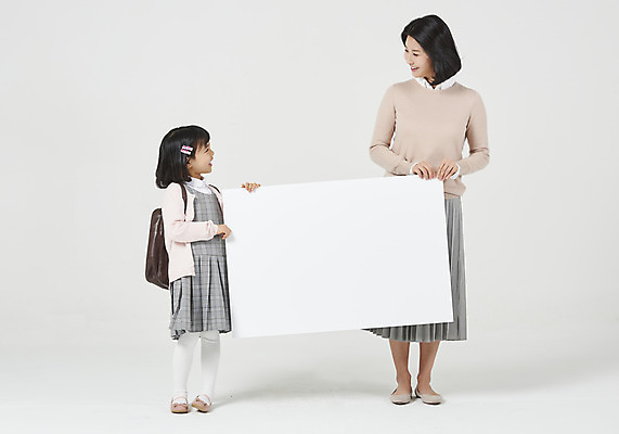 포토 JPG 스튜디오촬영 전신 배너 응시 여자 딸 행복 어린이 구두 가방 가족 모션 모녀 엄마 사각프레임 실내 사랑 서기 미소 들기 누끼 사람 소녀 성인 두명 앞모습 30대 마주보기 화목 다정 유치원생 한국인 편안함 흰배경 모성애 유치원가방 체크원피스 여자만 국내포토 시선 잡화 원피스 감정 뷰포인트 백그라운드 신발 컨셉 관계 프레임 표정 동양인 내부 장년 사각형 흰색 감각 파일형식
