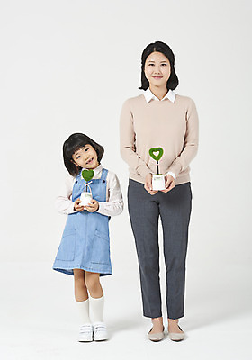 포토 JPG 스튜디오촬영 전신 식물 응시 여자 딸 행복 화분 어린이 가족 모션 모녀 엄마 실내 사랑 서기 미소 들기 누끼 사람 소녀 성인 두명 앞모습 캐주얼 30대 화목 다정 유치원생 한국인 하트 편안함 식목일 흰배경 모성애 멜빵치마 여자만 국내포토 모양 시선 옷 기념일 감정 뷰포인트 백그라운드 컨셉 관계 표정 동양인 내부 장년 치마 흰색 감각 멜빵 파일형식