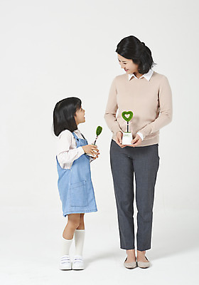 포토 JPG 스튜디오촬영 전신 식물 응시 여자 딸 행복 화분 어린이 가족 모션 모녀 엄마 실내 사랑 서기 미소 들기 누끼 사람 소녀 성인 두명 앞모습 캐주얼 30대 마주보기 화목 다정 유치원생 한국인 하트 편안함 식목일 흰배경 모성애 멜빵치마 여자만 국내포토 모양 시선 옷 기념일 감정 뷰포인트 백그라운드 컨셉 관계 표정 동양인 내부 장년 치마 흰색 감각 멜빵 파일형식