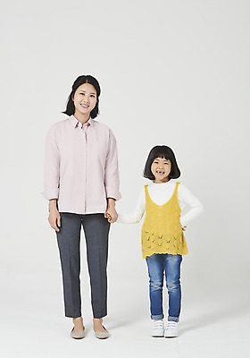 포토 JPG 스튜디오촬영 전신 응시 여자 딸 행복 어린이 허리손 가족 모션 모녀 엄마 실내 사랑 서기 미소 누끼 사람 소녀 성인 두명 앞모습 캐주얼 30대 손잡기 화목 다정 유치원생 한국인 청바지 편안함 흰배경 모성애 여자만 국내포토 시선 옷 감정 뷰포인트 포즈 백그라운드 컨셉 바지 관계 표정 동양인 내부 장년 흰색 감각 파일형식