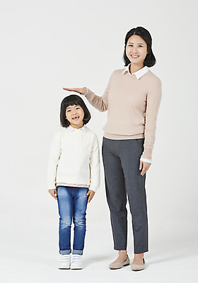포토 JPG 스튜디오촬영 전신 응시 여자 딸 행복 어린이 가족 모션 모녀 엄마 실내 사랑 서기 미소 누끼 사람 소녀 성인 두명 앞모습 캐주얼 30대 화목 다정 유치원생 한국인 성장 청바지 편안함 흰배경 모성애 키재기 여자만 국내포토 시선 옷 감정 뷰포인트 백그라운드 컨셉 바지 관계 표정 동양인 내부 장년 흰색 감각 측정 키_신체 파일형식
