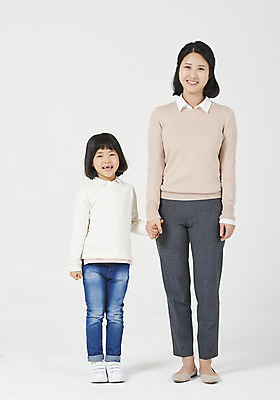 포토 JPG 스튜디오촬영 전신 응시 여자 딸 행복 어린이 가족 모션 모녀 엄마 실내 사랑 서기 미소 누끼 사람 소녀 성인 두명 앞모습 캐주얼 30대 손잡기 화목 다정 유치원생 한국인 청바지 편안함 흰배경 모성애 여자만 국내포토 시선 옷 감정 뷰포인트 백그라운드 컨셉 바지 관계 표정 동양인 내부 장년 흰색 감각 파일형식