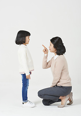 포토 JPG 스튜디오촬영 전신 응시 여자 교육 딸 행복 어린이 손가락 모션 모녀 엄마 실내 사랑 서기 누끼 사람 앉기 소녀 성인 두명 옆모습 캐주얼 30대 마주보기 화목 다정 유치원생 한국인 청바지 가르침 꾸지람 흰배경 모성애 엄격한 여자만 국내포토 손 시선 옷 감정 뷰포인트 백그라운드 컨셉 바지 가족 동양인 내부 장년 흰색 체벌 파일형식