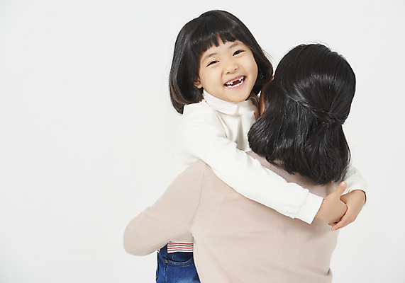 포토 JPG 스튜디오촬영 응시 여자 딸 행복 어린이 가족 모션 포옹 모녀 엄마 실내 사랑 미소 누끼 사람 소녀 상반신 성인 두명 앞모습 뒷모습 캐주얼 30대 화목 다정 유치원생 한국인 편안함 즐거움 흰배경 모성애 여자만 국내포토 시선 옷 감정 뷰포인트 백그라운드 컨셉 관계 안기 표정 동양인 내부 장년 흰색 감각 파일형식