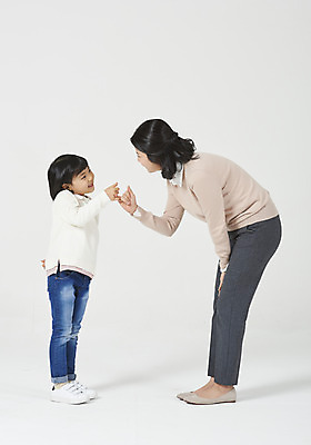 포토 JPG 스튜디오촬영 전신 응시 여자 딸 행복 어린이 손가락 가족 모션 모녀 엄마 실내 사랑 서기 미소 누끼 사람 소녀 성인 두명 옆모습 캐주얼 30대 마주보기 화목 다정 유치원생 한국인 청바지 편안함 흰배경 약속 모성애 여자만 국내포토 손 시선 옷 감정 뷰포인트 백그라운드 컨셉 바지 관계 표정 동양인 내부 장년 흰색 감각 파일형식