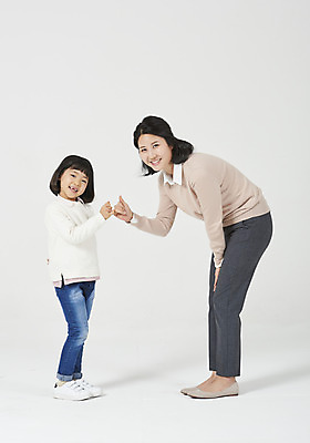 포토 JPG 스튜디오촬영 전신 응시 여자 딸 행복 어린이 손가락 가족 모션 모녀 엄마 실내 사랑 서기 미소 누끼 사람 소녀 성인 두명 옆모습 캐주얼 30대 화목 다정 유치원생 한국인 청바지 편안함 흰배경 약속 모성애 여자만 국내포토 손 시선 옷 감정 뷰포인트 백그라운드 컨셉 바지 관계 표정 동양인 내부 장년 흰색 감각 파일형식
